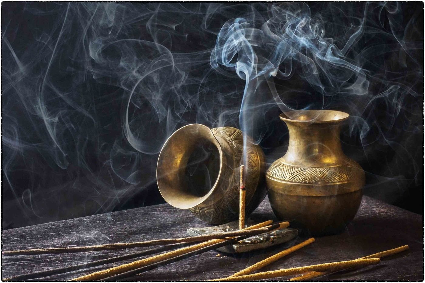 Encens et vases de cuivre pendant un rituel de purification